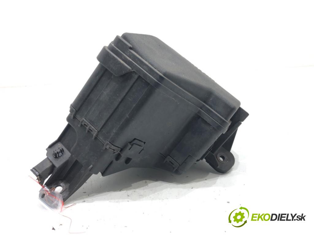 TOYOTA YARIS III liftback 2016 73 kW 1.3 (NSP130_) 1329 skříňka poistková 821150DG21A (Pojistková skříňka)