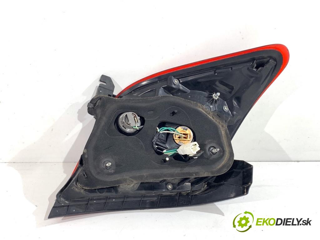 TOYOTA YARIS III liftback 2016 73 kW 1.3 (NSP130_) 1329 Svetlo pravy zad