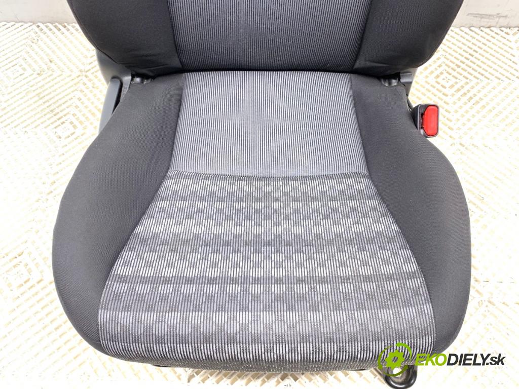 TOYOTA YARIS III liftback 2016 73 kW 1.3 (NSP130_) 1329 Sedadlo pravy predný