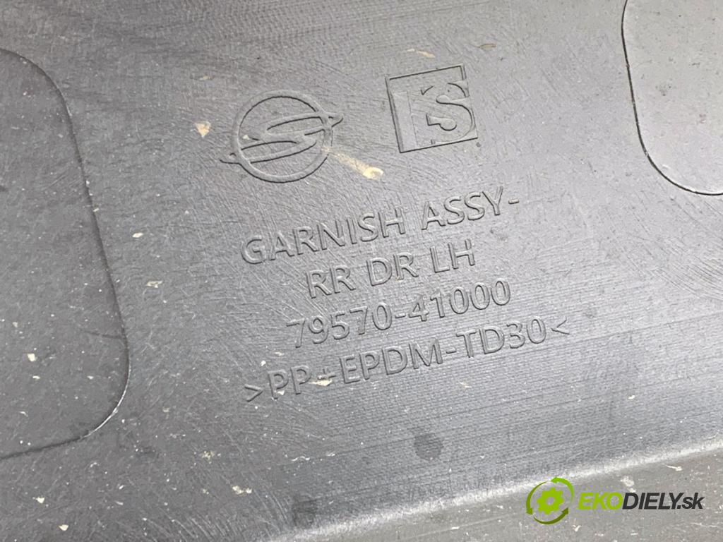 SSANGYONG TORRES  2023 120 kW 1.5 GDI AWD   (1497 ccm / 120 kW / 163 KM) 1497 Lišta Dvere ľavy zad 79570-41000