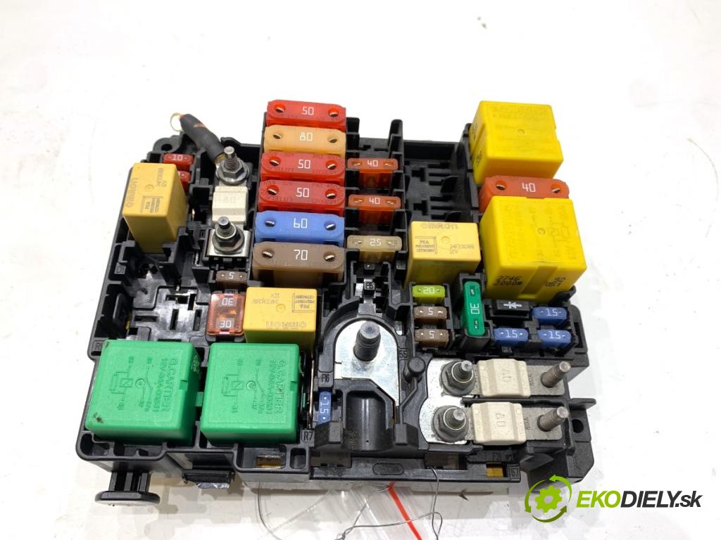 PEUGEOT 308 II liftback 2016 96 kW 1.2 THP 130 1199 Skrinka poistková 9804848580 (Poistková skrinka)