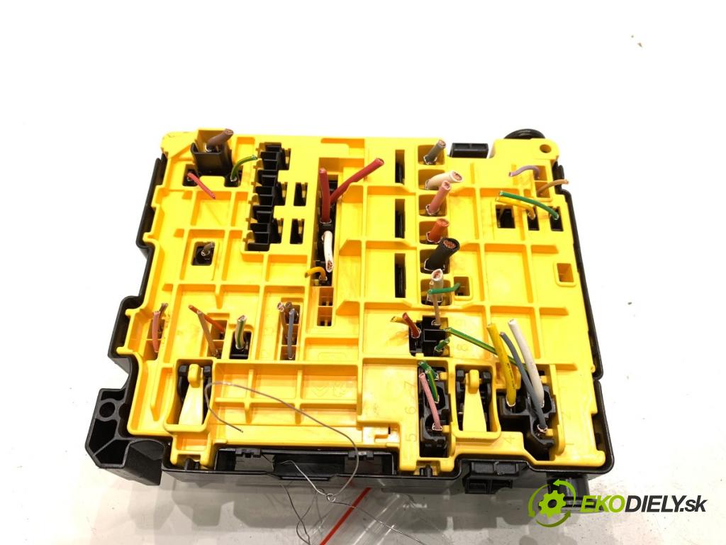 PEUGEOT 308 II liftback 2016 96 kW 1.2 THP 130 1199 Skrinka poistková 9804848580 (Poistková skrinka)