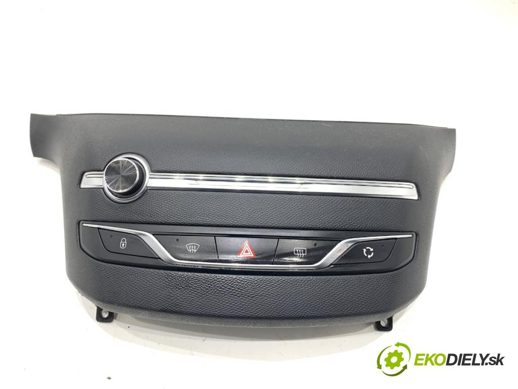 PEUGEOT 308 II liftback 2016 96 kW 1.2 THP 130 1199 Panel ovládania kúrenia 96777660ZD (Prepínacie páčky pod volantom)