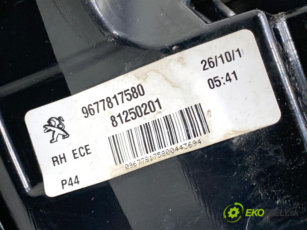 PEUGEOT 308 II liftback 2016 96 kW 1.2 THP 130 1199 Svetlo pravy zad 9677817580