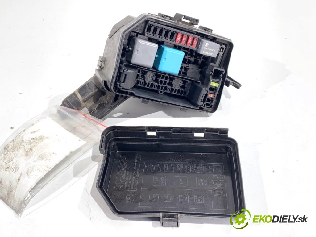 TOYOTA YARIS III liftback 2016 73 kW 1.3 (NSP130_) 1329 Skrinka poistková 82662-0D321 (Poistková skrinka)