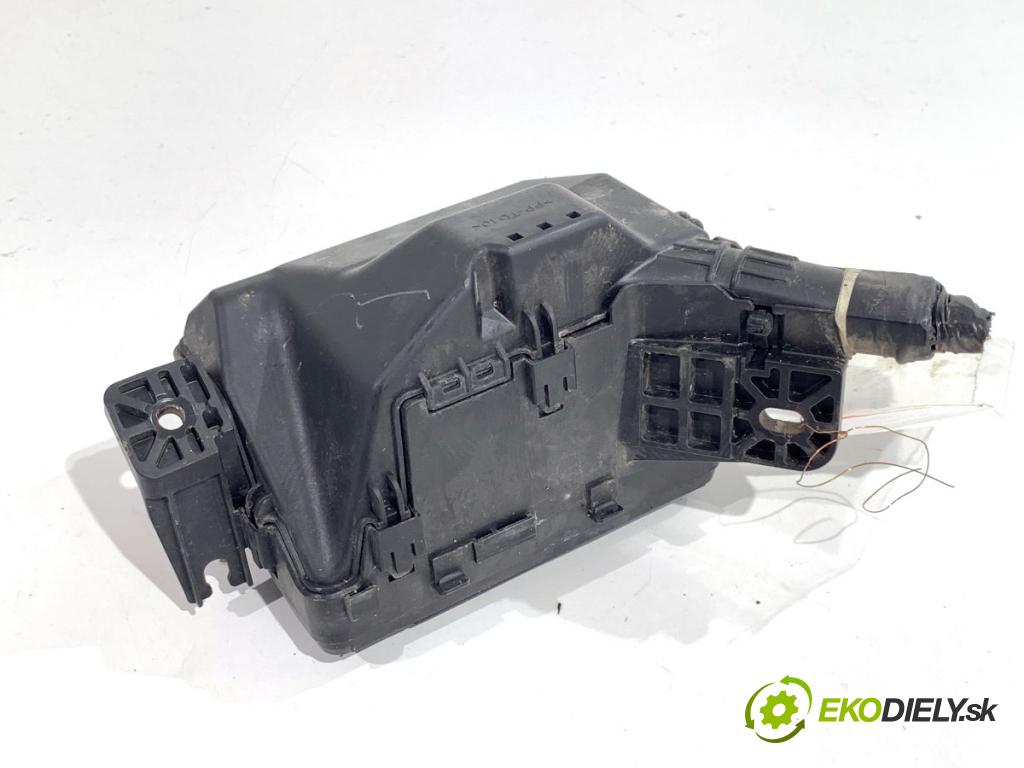 TOYOTA YARIS III liftback 2016 73 kW 1.3 (NSP130_) 1329 Skrinka poistková 82662-0D321 (Poistková skrinka)