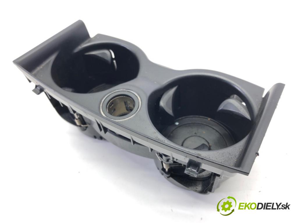 BMW G30 sedan 2021 110 kW 518 d Mild-Hybrid 1995 držák na nápoje 6801508 (Držák nápojů)