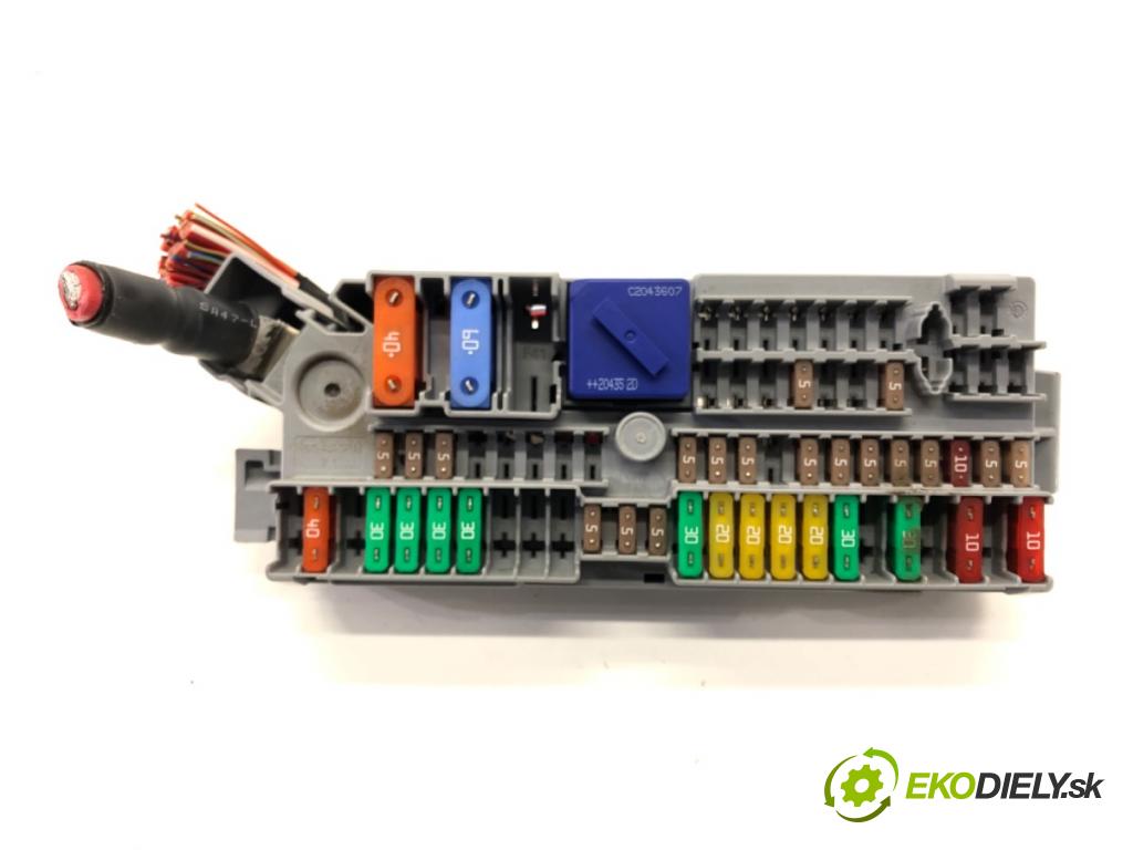 BMW G30 sedan 2021 110 kW 518 d Mild-Hybrid 1995 Skrinka poistková 9350313 (Poistková skrinka)