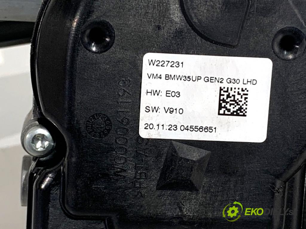 BMW G30 sedan 2021 110 kW 518 d Mild-Hybrid 1995 Mechanizmus stieračov predný W224097 (Motorček stieračov predný)