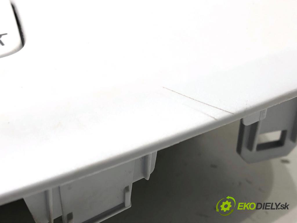 PEUGEOT 308 II liftback 2016 96 kW 1.2 THP 130 1199 světlo stropní 9818840980