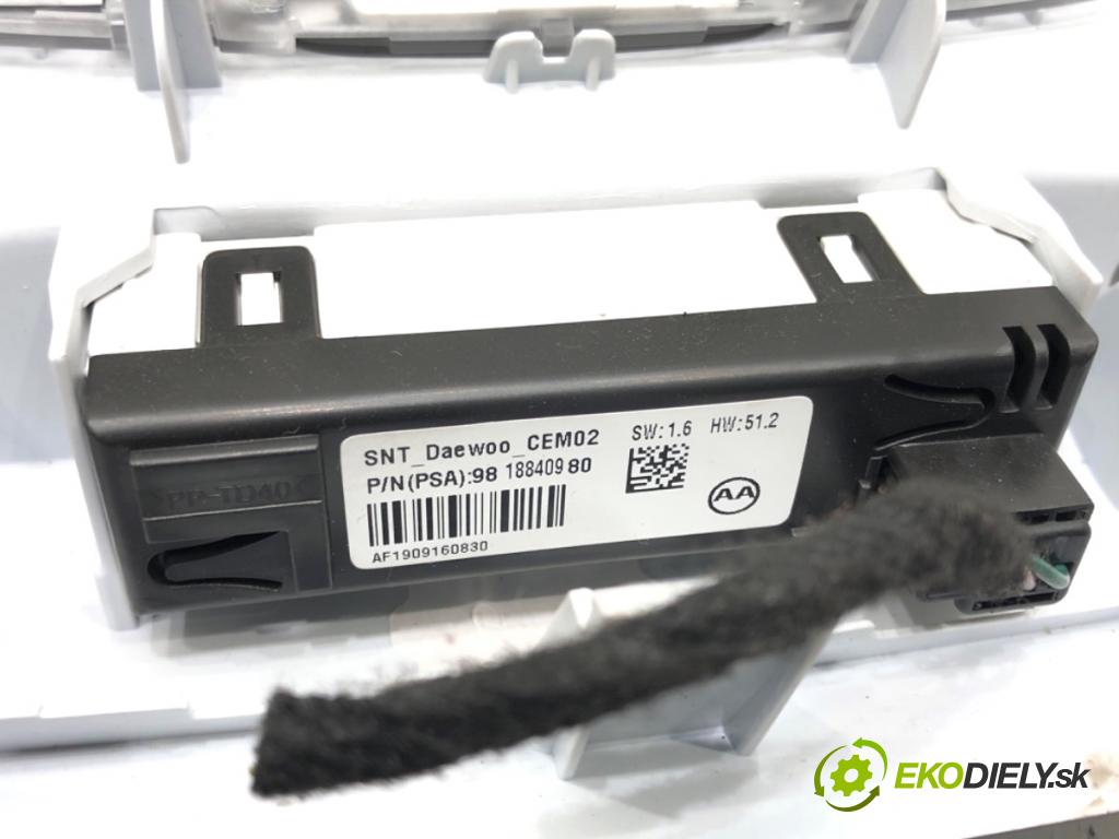 PEUGEOT 308 II liftback 2016 96 kW 1.2 THP 130 1199 světlo stropní 9818840980