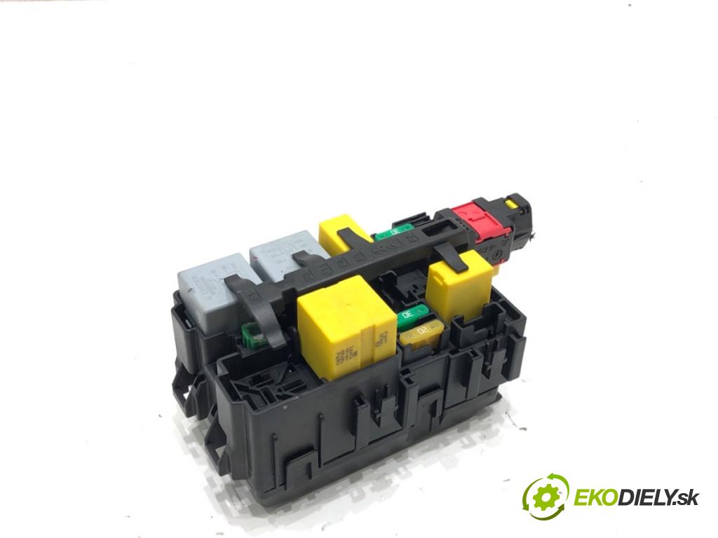 PEUGEOT 308 II liftback 2016 96 kW 1.2 THP 130 1199 skříňka poistková 9806192580 (Pojistková skříňka)