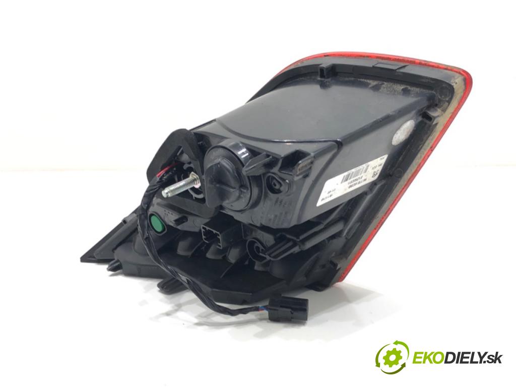 PEUGEOT 308 II liftback 2016 96 kW 1.2 THP 130 1199 Svetlo zad pravá vnútorná 9677818280 (Kľučka dverí ostatné)