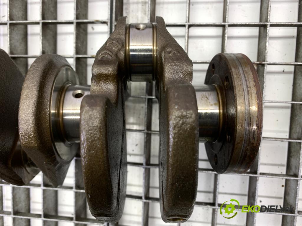 PEUGEOT 308 II liftback 2016 96 kW 1.2 THP 130 1199 Kardaň, hriadeľ KLIKA: HNY (Blok motora ostatné)