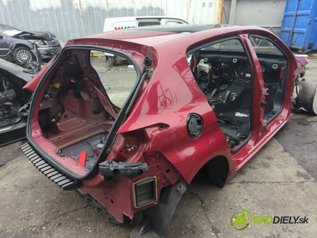 PEUGEOT 308 II liftback 2016 96 kW 1.2 THP 130 1199 KAROSERIA ČTVRŤÁK blatník zadní část levý pravý práh střecha PODŁUŻNICA levý pravý
