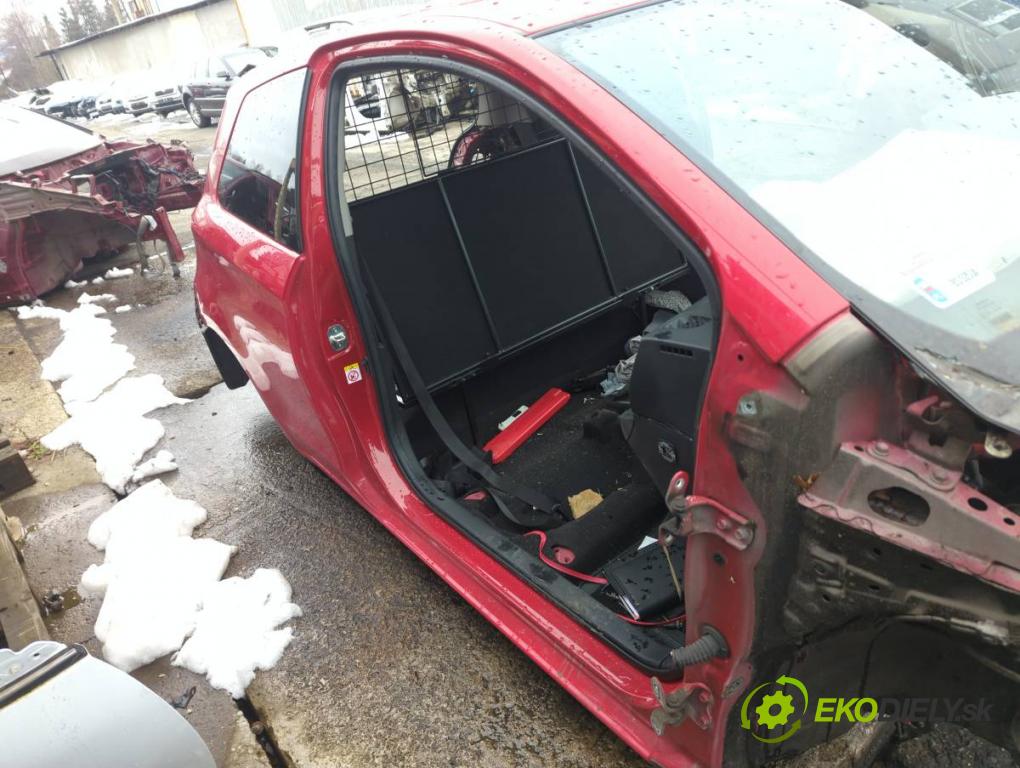 TOYOTA YARIS III liftback 2016 73 kW 1.3 (NSP130_) 1329 KAROSERIA ČTVRŤÁK blatník zadní část levý pravý práh střecha PODŁUŻNICA levý pravý