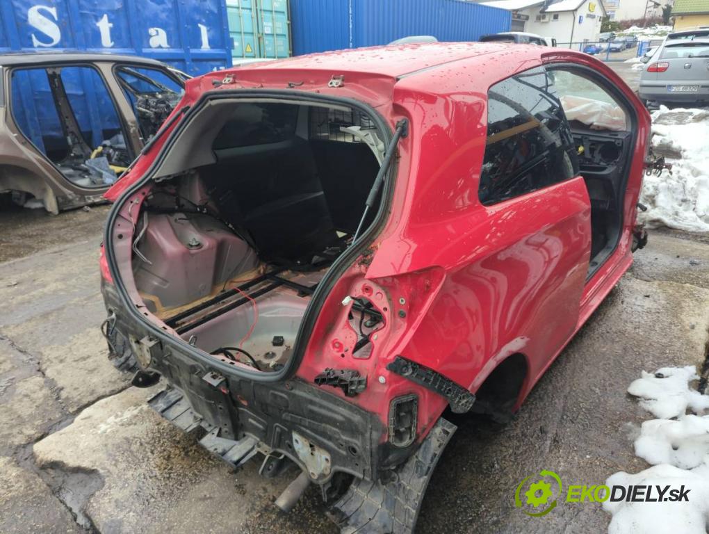 TOYOTA YARIS III liftback 2016 73 kW 1.3 (NSP130_) 1329 KAROSERIA ČTVRŤÁK blatník zadní část levý pravý práh střecha PODŁUŻNICA levý pravý