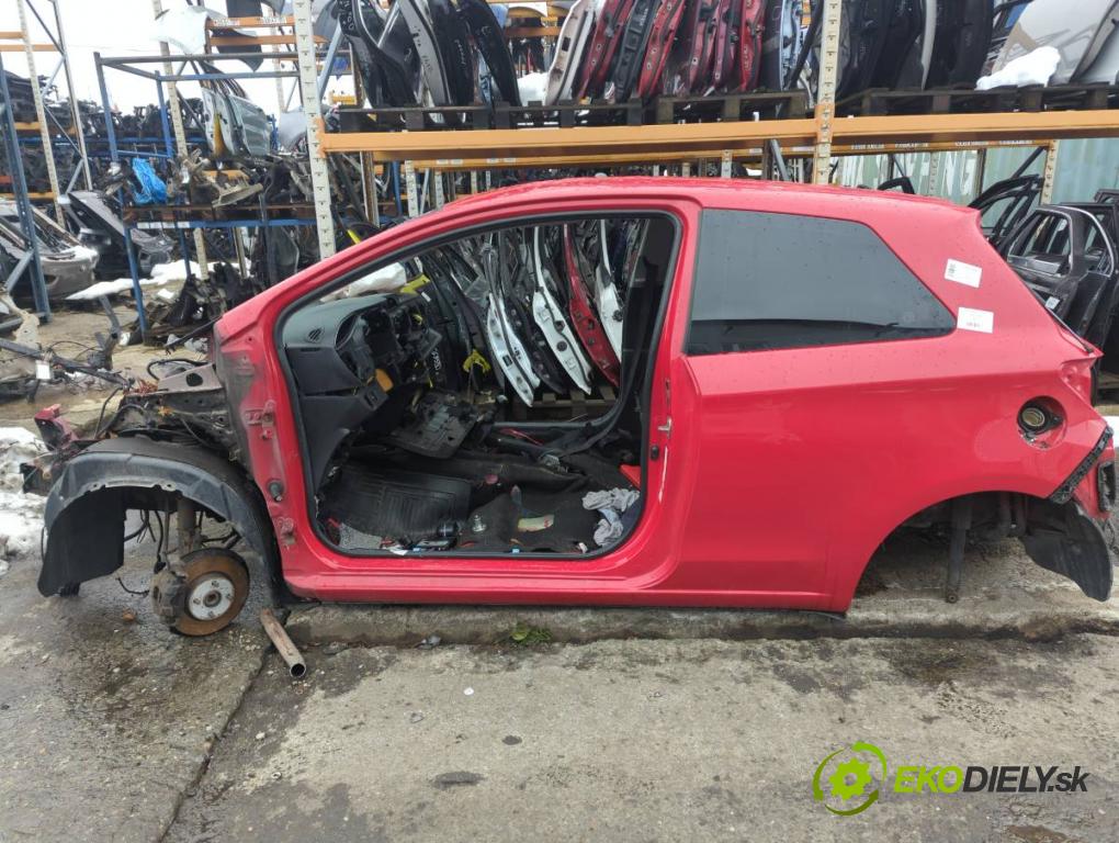 TOYOTA YARIS III liftback 2016 73 kW 1.3 (NSP130_) 1329 KAROSERIA ČTVRŤÁK blatník zadní část levý pravý práh střecha PODŁUŻNICA levý pravý