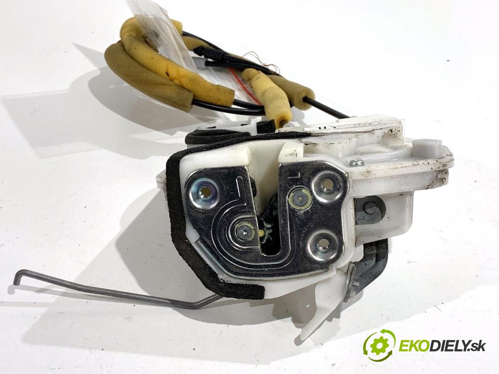 MAZDA 2 DE liftback 2010 63 kW 1.3 (DE3FS) 1349 zámok dveře levý přední část 