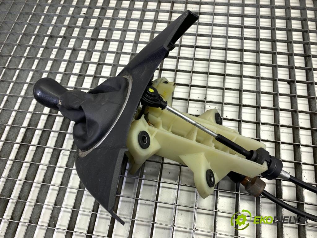 MAZDA 2 DE liftback 2010 63 kW 1.3 (DE3FS) 1349 Kulisa  (Rýchlostná páka (kulisa))