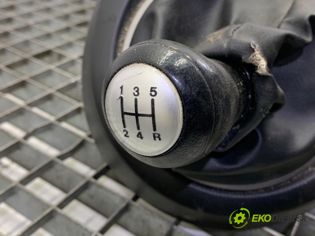 MAZDA 2 DE liftback 2010 63 kW 1.3 (DE3FS) 1349 Kulisa  (Rýchlostná páka (kulisa))