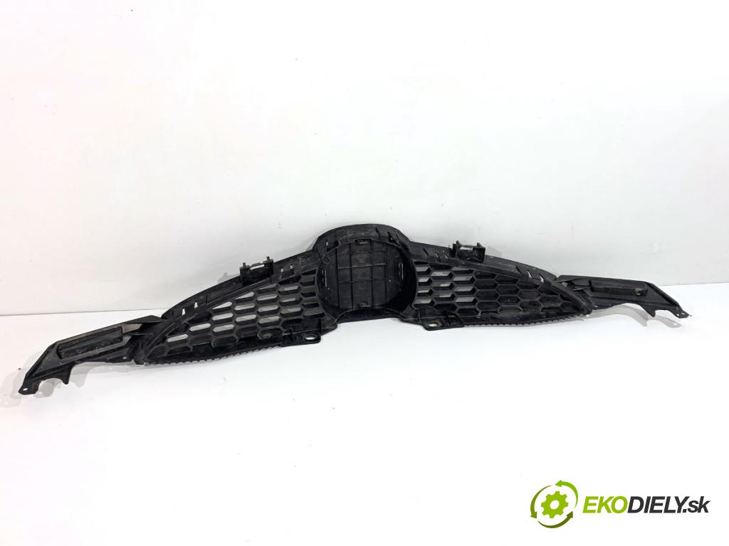 MAZDA 2 DE liftback 2010 63 kW 1.3 (DE3FS) 1349 mřížka maska D65150711 (Přední mřížka (maska chladiče))