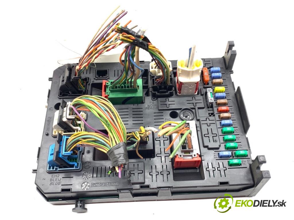 PEUGEOT 308 I liftback 2010 80 kW 1.6 HDi 1560 modul BSI 28116487-2 (Pojistková skříňka)