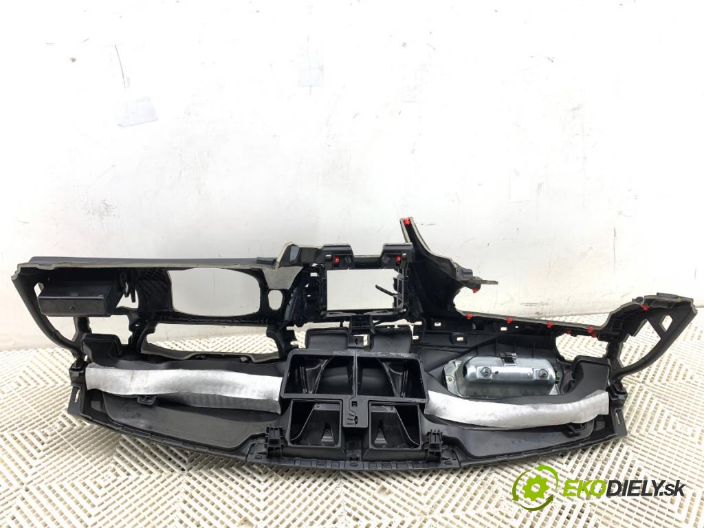 BMW F30 sedan 2016 180 kW 328 i xDrive 1997 Palubná doska VANKÚŠ: spolujazdca