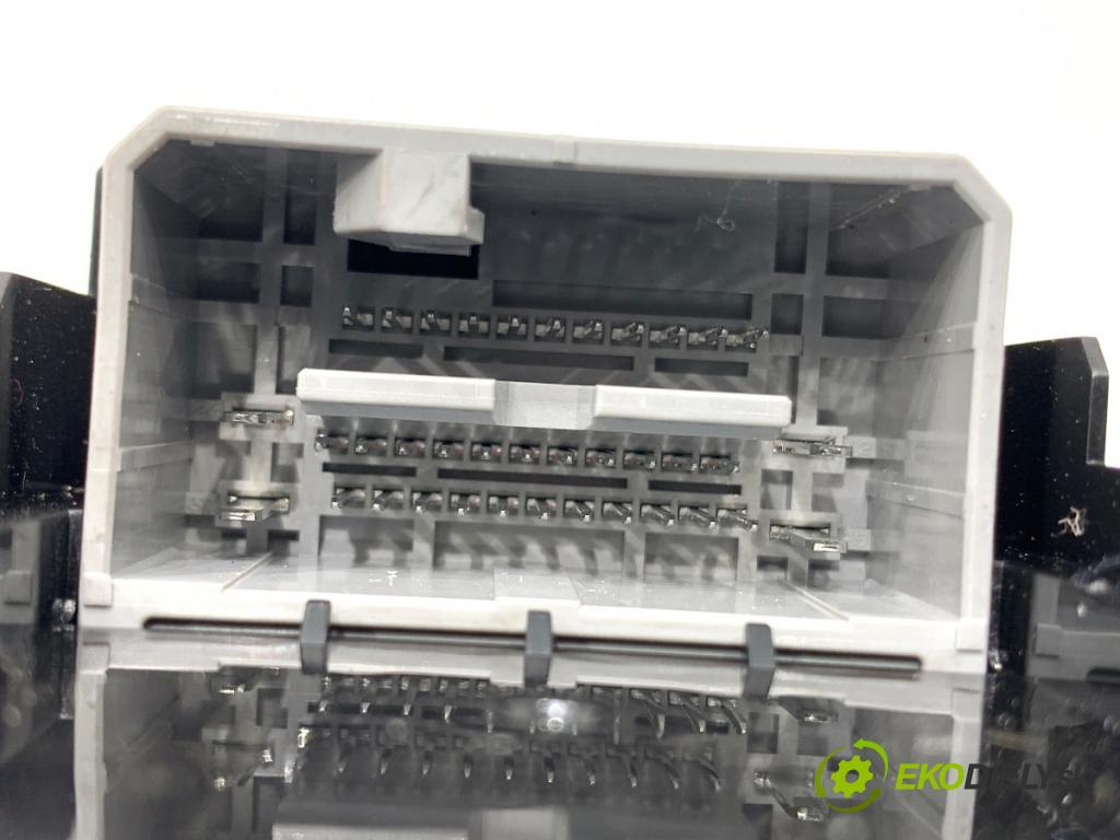 HONDA HR-V SUV 2017 96 kW 1.5 (RU1) 1498 Prepínač okien 35750-T7S-G31 (Prepínacie páčky pod volantom)