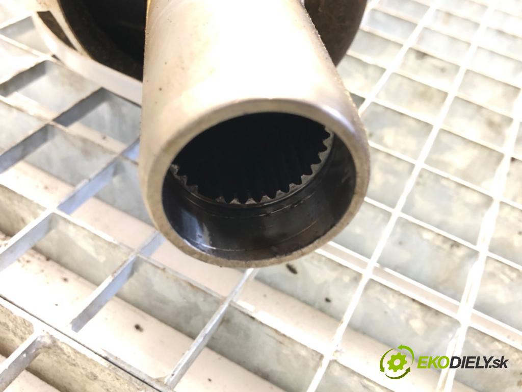 NISSAN TERRANO samochód terenowy zamknięty 1994 73 kW 2.7 TD 4WD 2664 Kardaň, hriadeľ hnací zad  (Kardaňový hriadeľ)