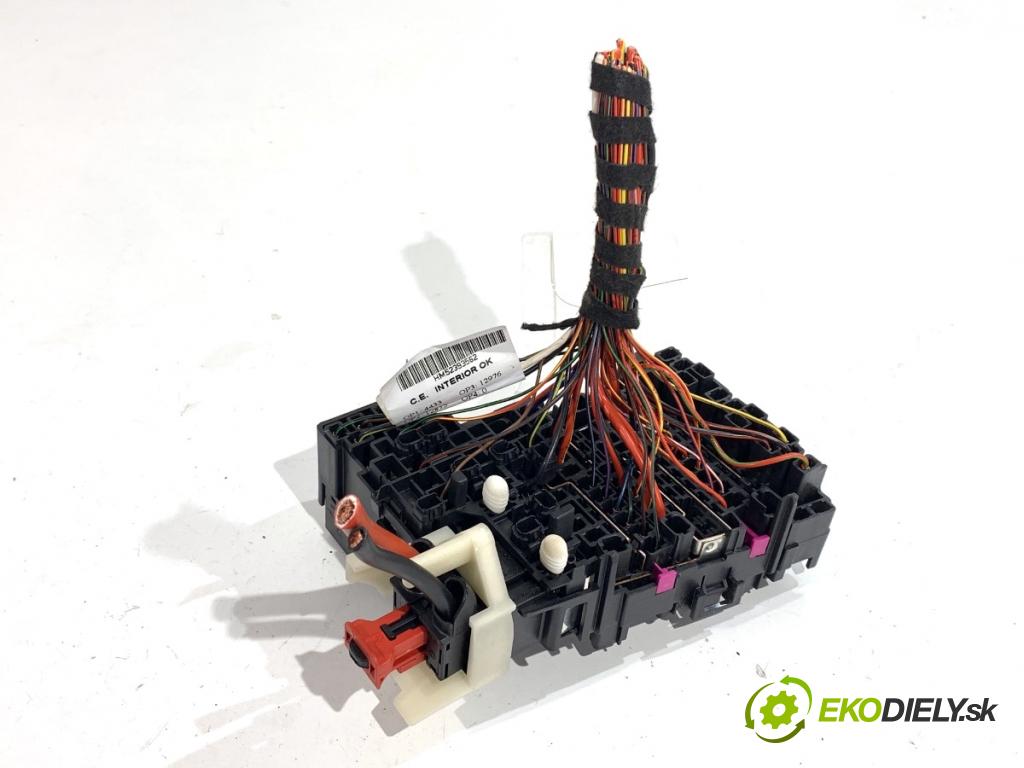 SEAT LEON III liftback 2018 96 kW 1.5 TSI 1495 Skrinka poistková 5Q0937615C (Poistková skrinka)