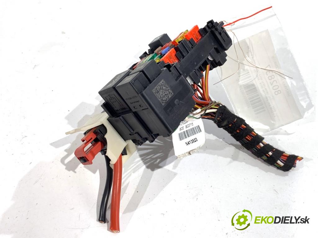 SEAT LEON III liftback 2018 96 kW 1.5 TSI 1495 Skrinka poistková 5Q0937615C (Poistková skrinka)