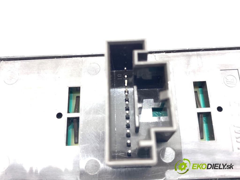 SEAT LEON III liftback 2018 96 kW 1.5 TSI 1495 Prepínač okien 5G0959857G (Prepínacie páčky pod volantom)