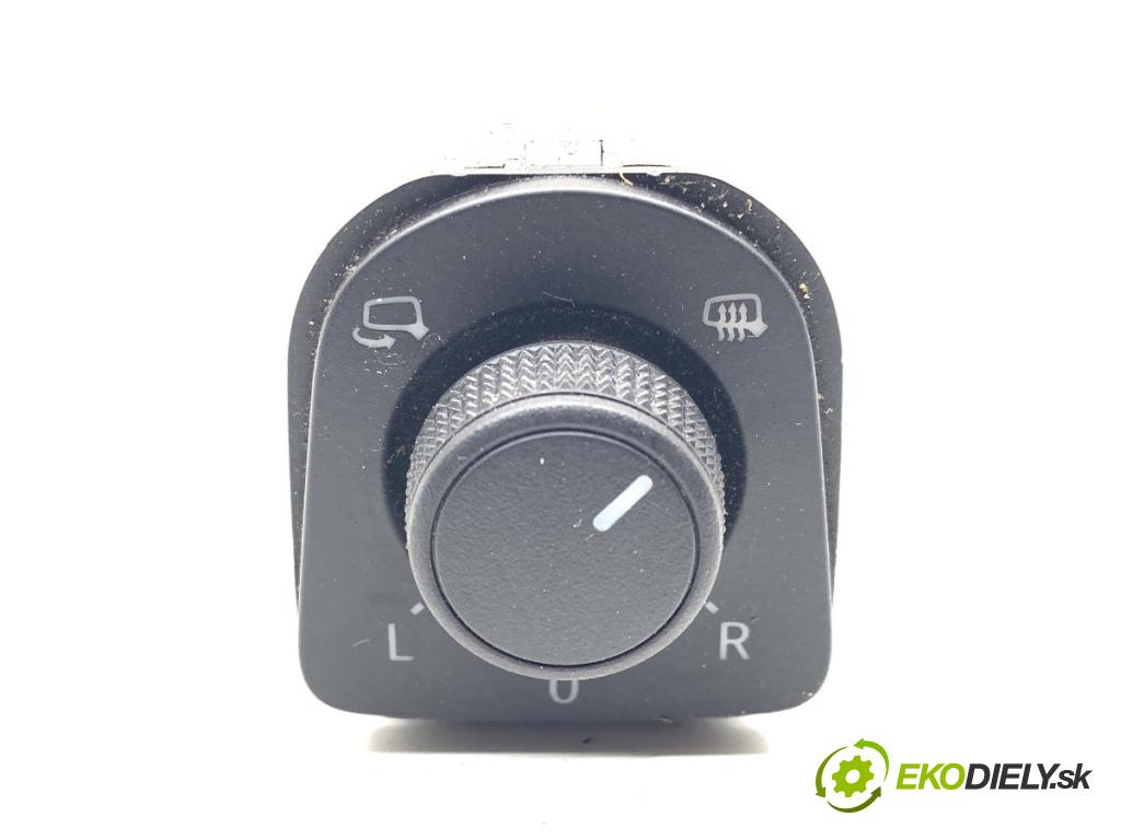 SEAT LEON III liftback 2018 96 kW 1.5 TSI 1495 přepínač nastavení zpětných zrcátek 5F0959565E (Páčky pod volantem)