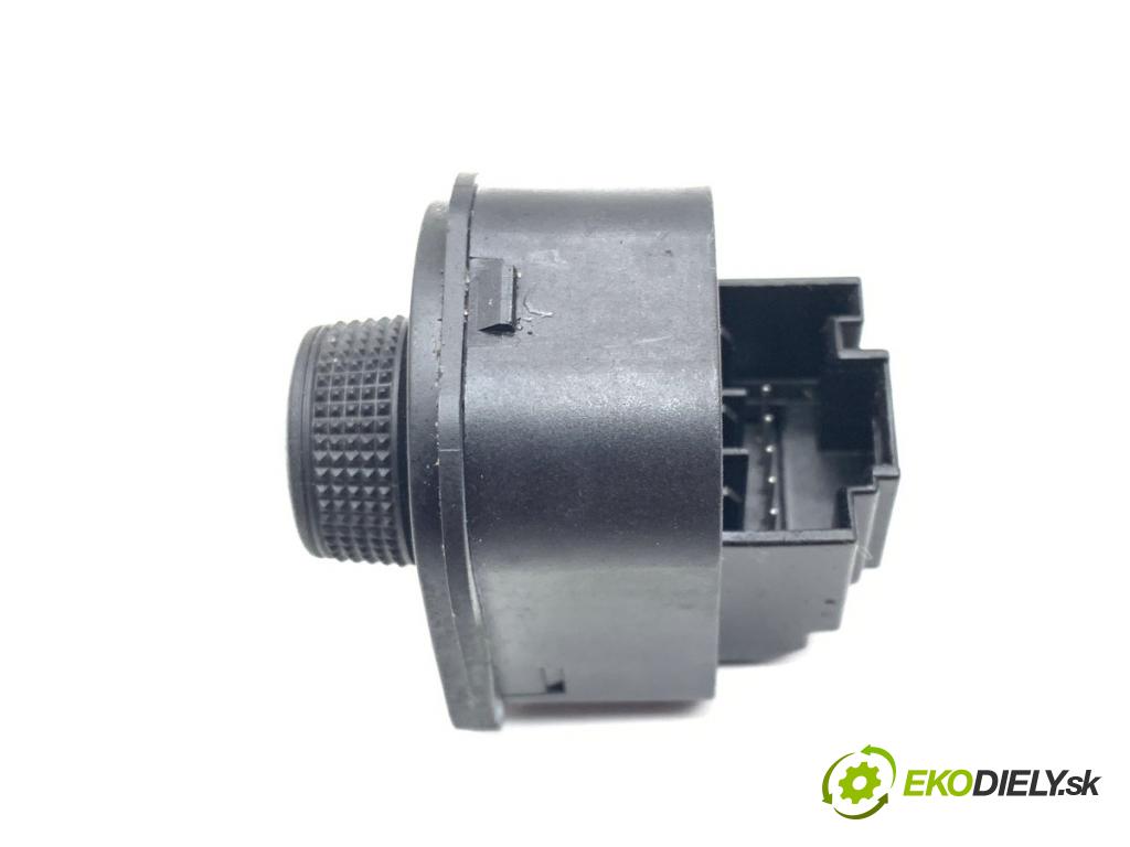 SEAT LEON III liftback 2018 96 kW 1.5 TSI 1495 přepínač nastavení zpětných zrcátek 5F0959565E (Páčky pod volantem)