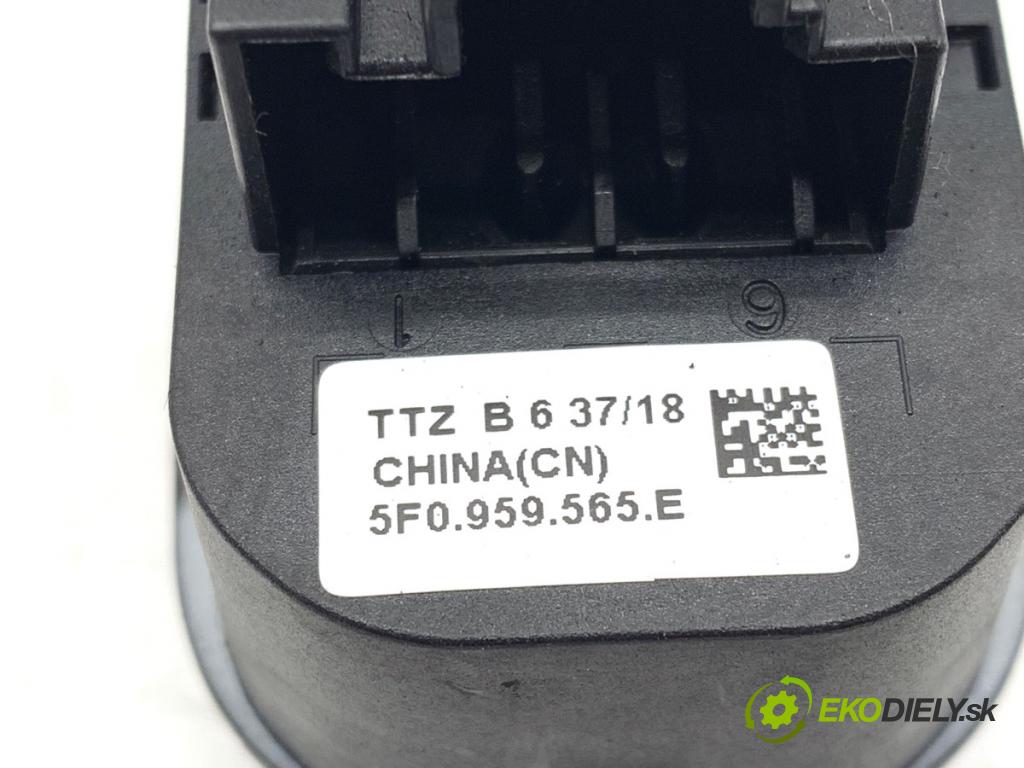 SEAT LEON III liftback 2018 96 kW 1.5 TSI 1495 přepínač nastavení zpětných zrcátek 5F0959565E (Páčky pod volantem)