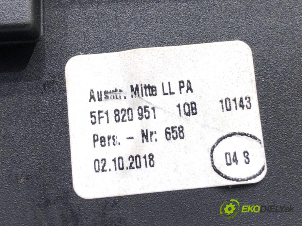 SEAT LEON III liftback 2018 96 kW 1.5 TSI 1495 kratký kúrenia predný 5F1820951 5F1820901D