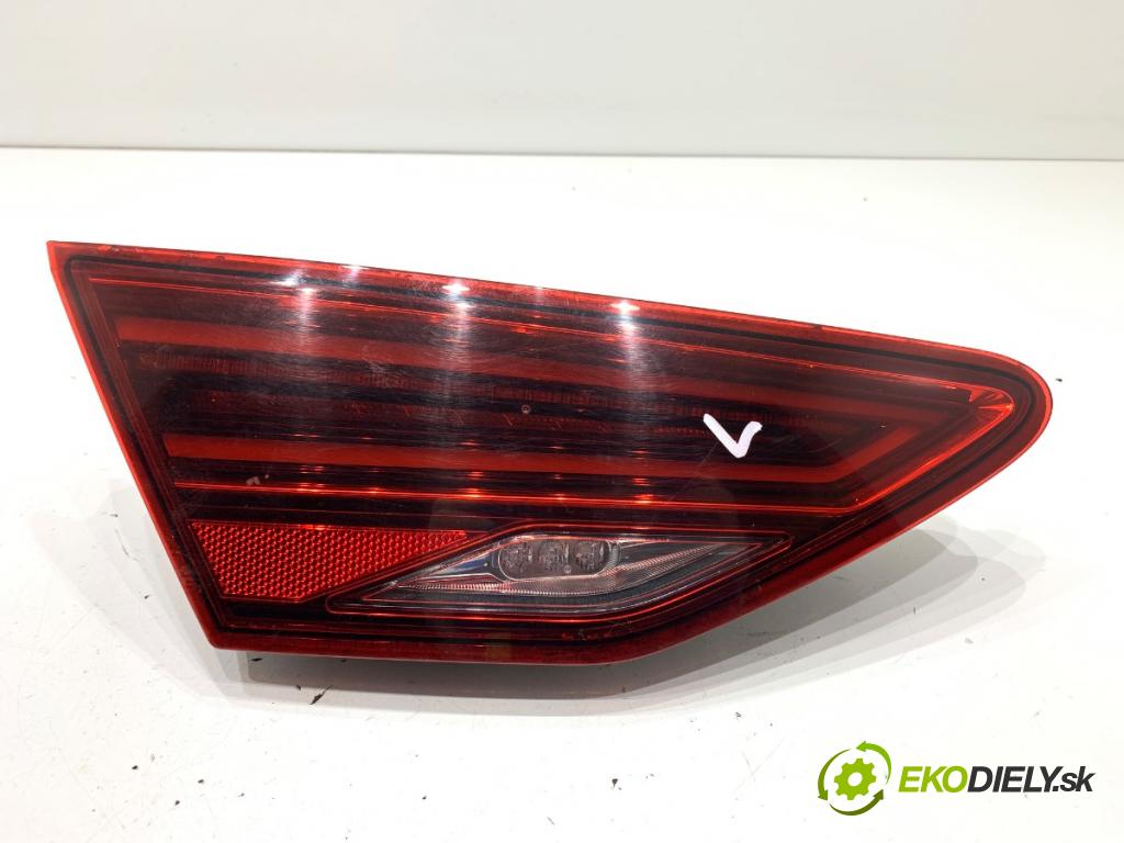 SEAT LEON III liftback 2018 96 kW 1.5 TSI 1495 Svetlo zad ľavá strana vnútorná  (Kľučka dverí ostatné)