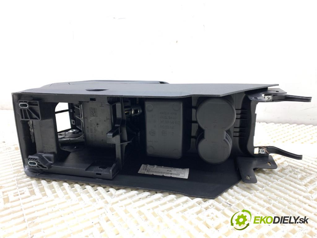 SEAT LEON III liftback 2018 96 kW 1.5 TSI 1495 loketní opěrka  (Loketní opěrka)