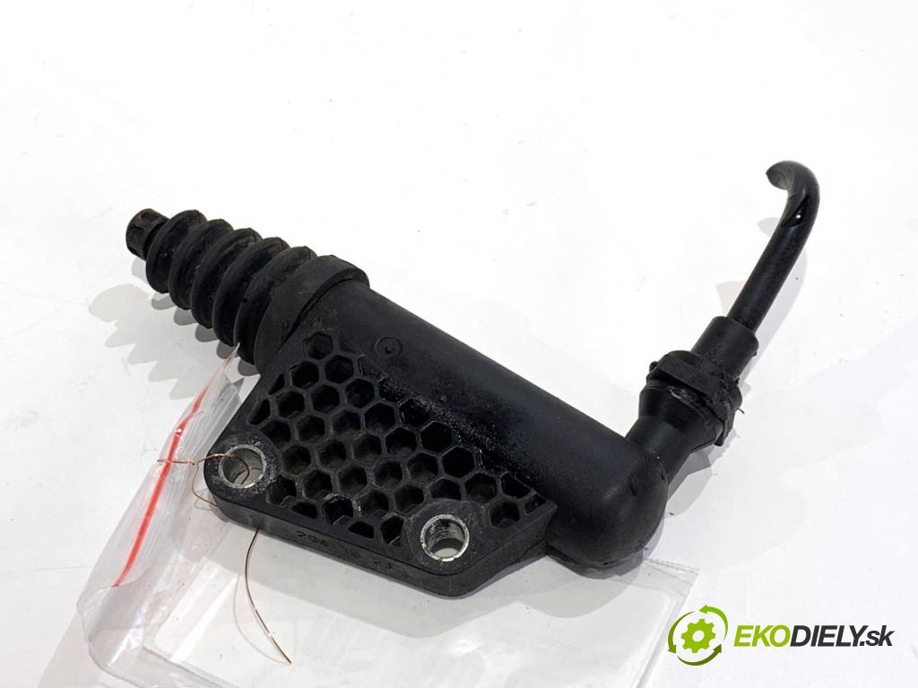 SUZUKI SWIFT III liftback 2009 75 kW 1.5 (RS 415) 1490 Spojkový valec pumpa spojky 23820-63J01 (Spojkový valec)