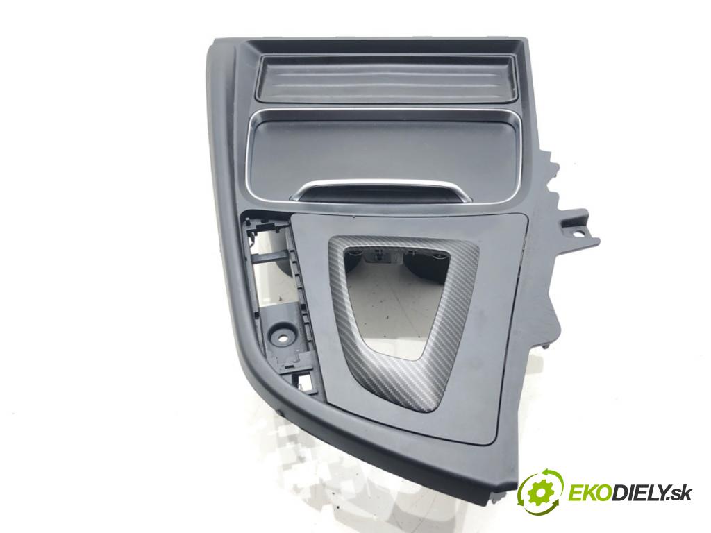 BMW F30 sedan 2016 180 kW 328 i xDrive 1997 držák na nápoje 3689846 (Držák nápojů)