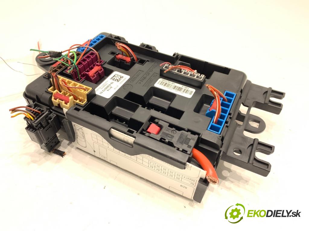 BMW F30 sedan 2016 180 kW 328 i xDrive 1997 skříňka poistková 9389072 (Pojistková skříňka)