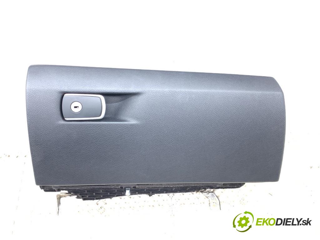 BMW F30 sedan 2016 180 kW 328 i xDrive 1997 přihrádka kastlík spolujezdce 9228283 (Přihrádka (kastlík))