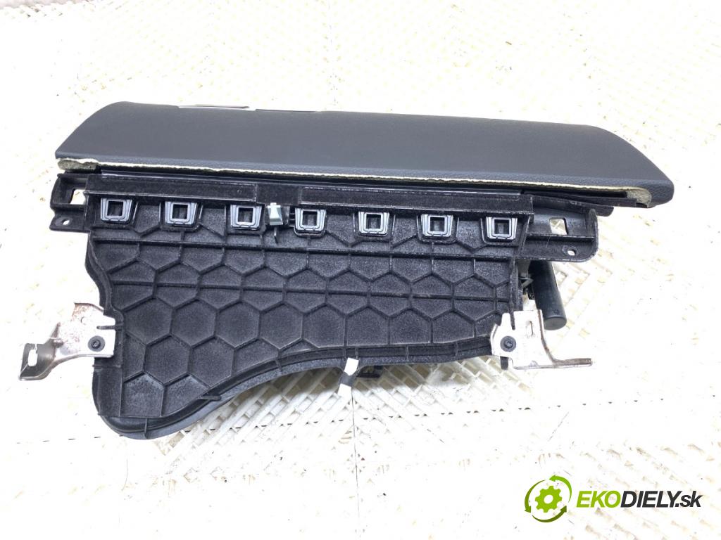 BMW F30 sedan 2016 180 kW 328 i xDrive 1997 přihrádka kastlík spolujezdce 9228283 (Přihrádka (kastlík))