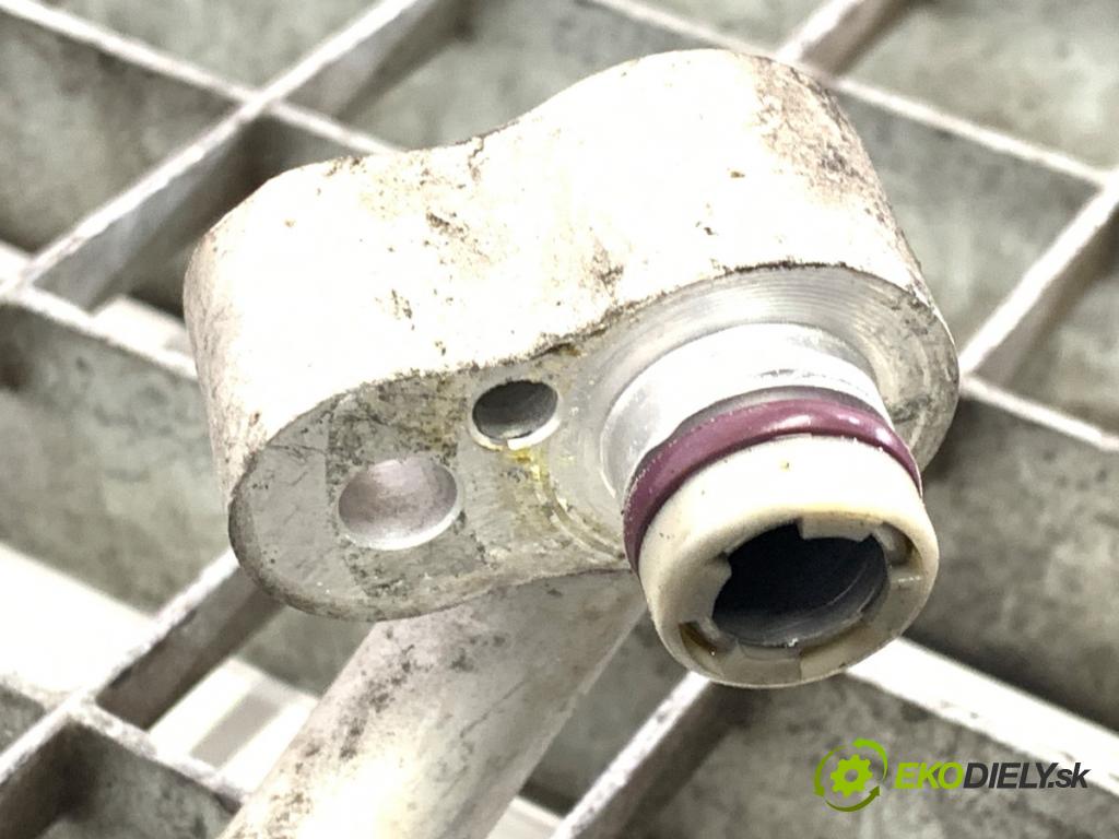 BMW F30 sedan 2016 180 kW 328 i xDrive 1997 rúrka klimatizace 9213844 (Trubka klimatizace)