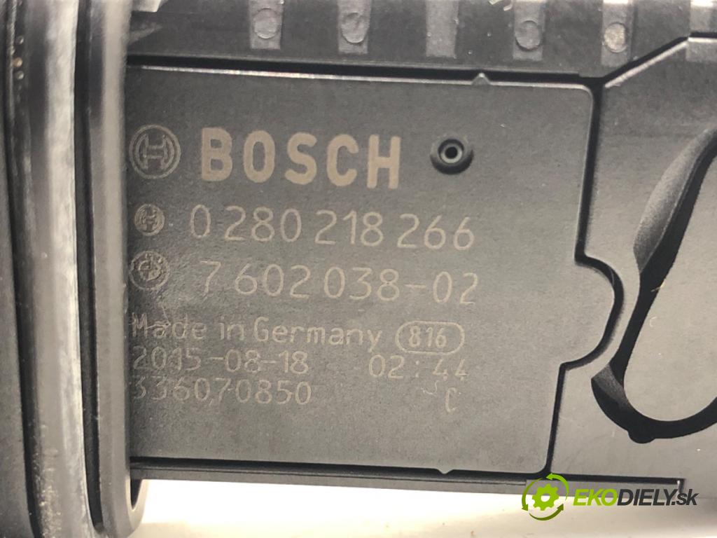 BMW F30 sedan 2016 180 kW 328 i xDrive 1997 Váha vzduchu 7602038 (Váha vzduchu)