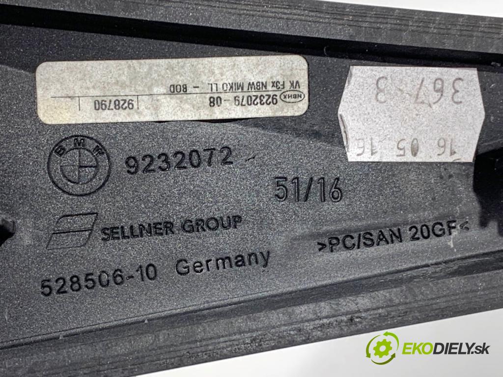 BMW F30 sedan 2016 180 kW 328 i xDrive 1997 lišty kryt 9232072 9234016 (Lišta)