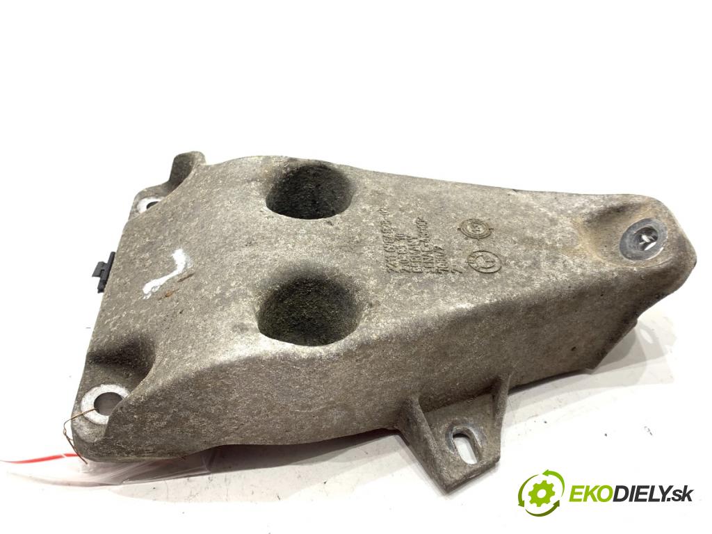 BMW F30 sedan 2016 180 kW 328 i xDrive 1997 Držiak Motor ľavá strana 6784823 (Držiak motora)