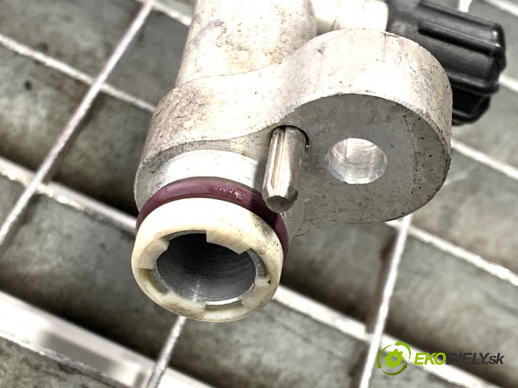 BMW F30 sedan 2016 180 kW 328 i xDrive 1997 rúrka klimatizace 9217375 (Trubka klimatizace)