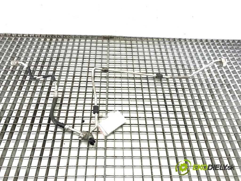 BMW F30 sedan 2016 180 kW 328 i xDrive 1997 rúrka klimatizace 9212236 (Trubka klimatizace)